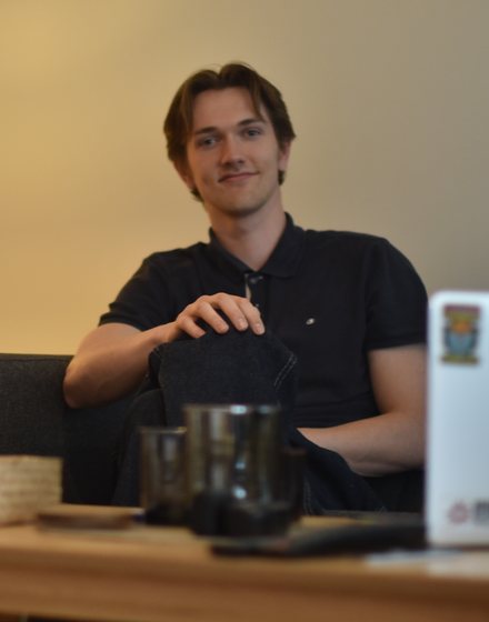 Dennis i sofaen med laptopen, mens han jobber